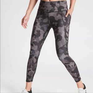 Athleta lightning camo black 7/8 tight leggings medium